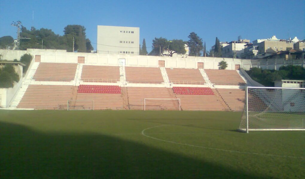 יציע אצטדיון המכתש בגבעתיים, מבט מהמגרש