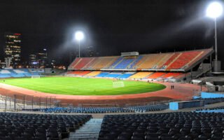 אצטדיון רמת גן בערב, תחת אורות הזרקורים